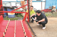 李洪：两段式收割机械研发者，迷上农机的“轰隆声”