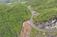 湖北鹤峰：优化雕崖公路观光环境 带动沿线乡村游