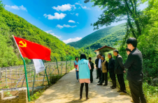湖北南漳：田间地头的“微党课”
