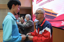 湖北襄阳：八旬老党员为新团员佩戴团徽