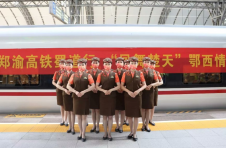 智能复兴号高铁来了！乘务员“小姐姐”的新制服亮了！