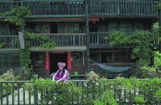 湖北利川：土家姑娘“复活”百年老屋，游客来了不想走！