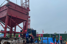 武汉第12座长江大桥——新港高速公路双柳长江大桥首桩浇筑完成