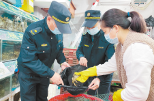 湖北武汉：老板集中隔离，店里1000斤螃蟹被谁“卖”了？