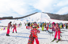 湖北神农架：冰雪“暖”经济 “猫冬”变“忙冬”