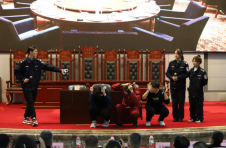湖北黄石：模拟法庭审案 高校学生变“法官”