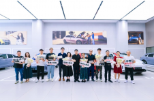 高阶智驾，全维安全，余承东为首批问界新M5车主交付新车 