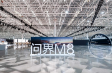 问界M8开启“家庭组团提车”模式，百组家庭见证交付效率