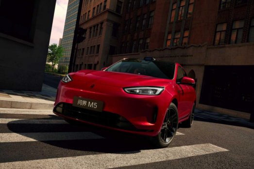 定义智慧出行新标准！对比特斯拉Model Y，问界新M5 Ultra赢在哪